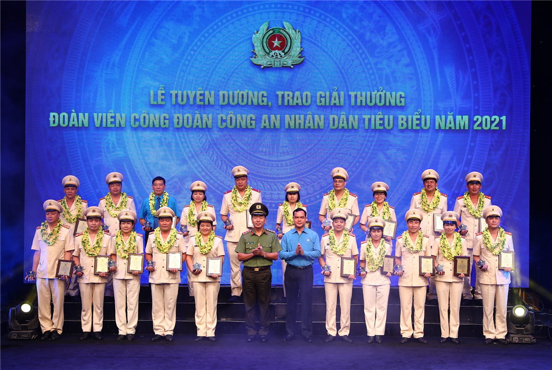Bộ Công an  trao giải thưởng “Đoàn viên Công đoàn Công an nhân dân tiêu biểu” cho Chủ tịch Công đoàn CAH Thủy Nguyên 
